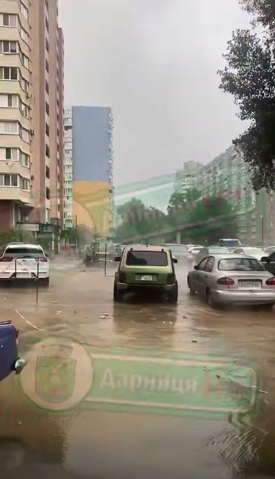 У Києві стався прорив труби: стоянку автомобілів залило водою. Подробиці та відео