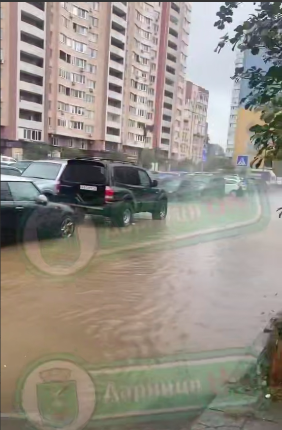 У Києві стався прорив труби: стоянку автомобілів залило водою. Подробиці та відео