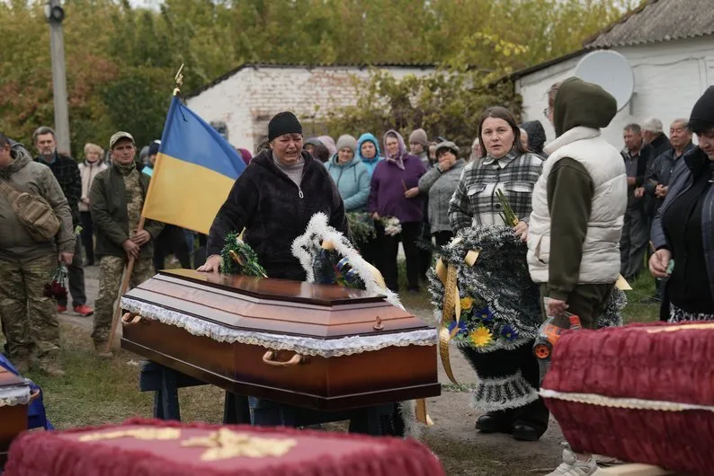 На Сумщині попрощалися з родиною з дітьми, яких вбила Росія: вагітна жінка чекала на близнюків. Фото і відео