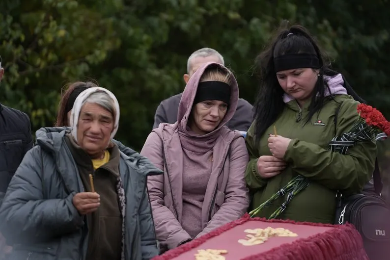 На Сумщині попрощалися з родиною з дітьми, яких вбила Росія: вагітна жінка чекала на близнюків. Фото і відео