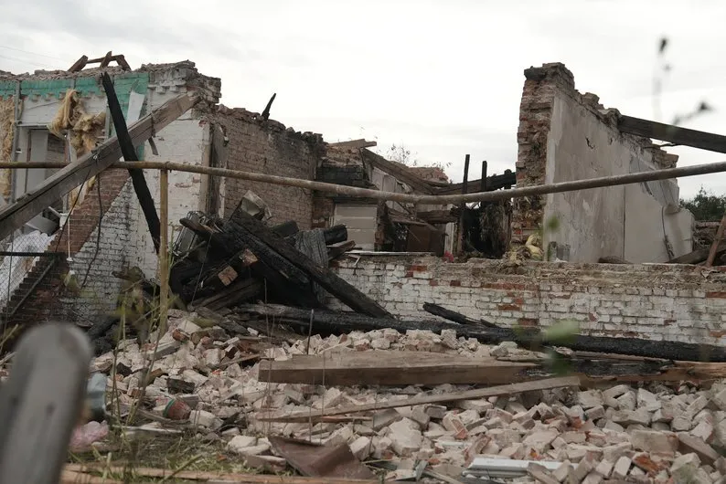 На Сумщині попрощалися з родиною з дітьми, яких вбила Росія: вагітна жінка чекала на близнюків. Фото і відео