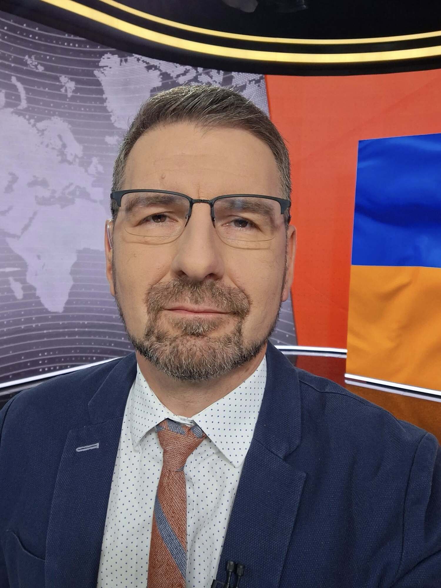 Ведущий телемарафона поразил заявлением о своей мобилизации в прямом эфире. Видео