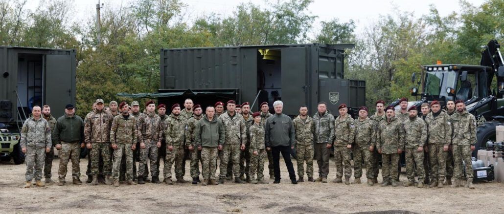 Десантно-штурмовые подразделения получили дроны, квадроциклы и экскаваторы от Порошенко