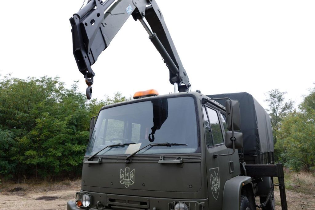 Десантно-штурмовые подразделения получили дроны, квадроциклы и экскаваторы от Порошенко