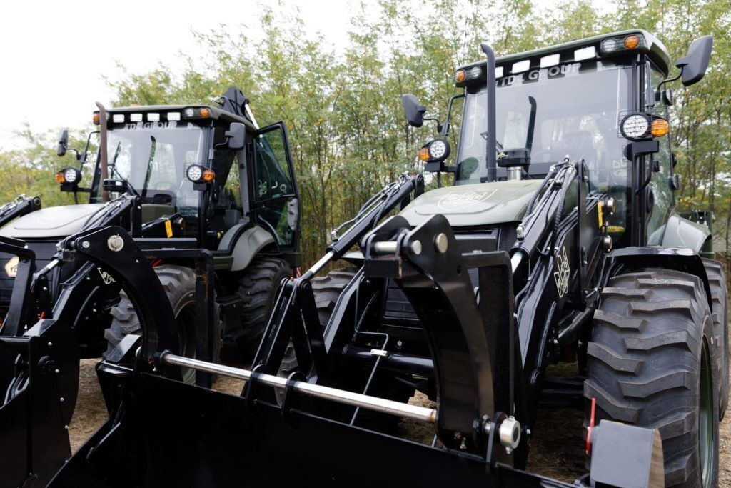 Десантно-штурмовые подразделения получили дроны, квадроциклы и экскаваторы от Порошенко