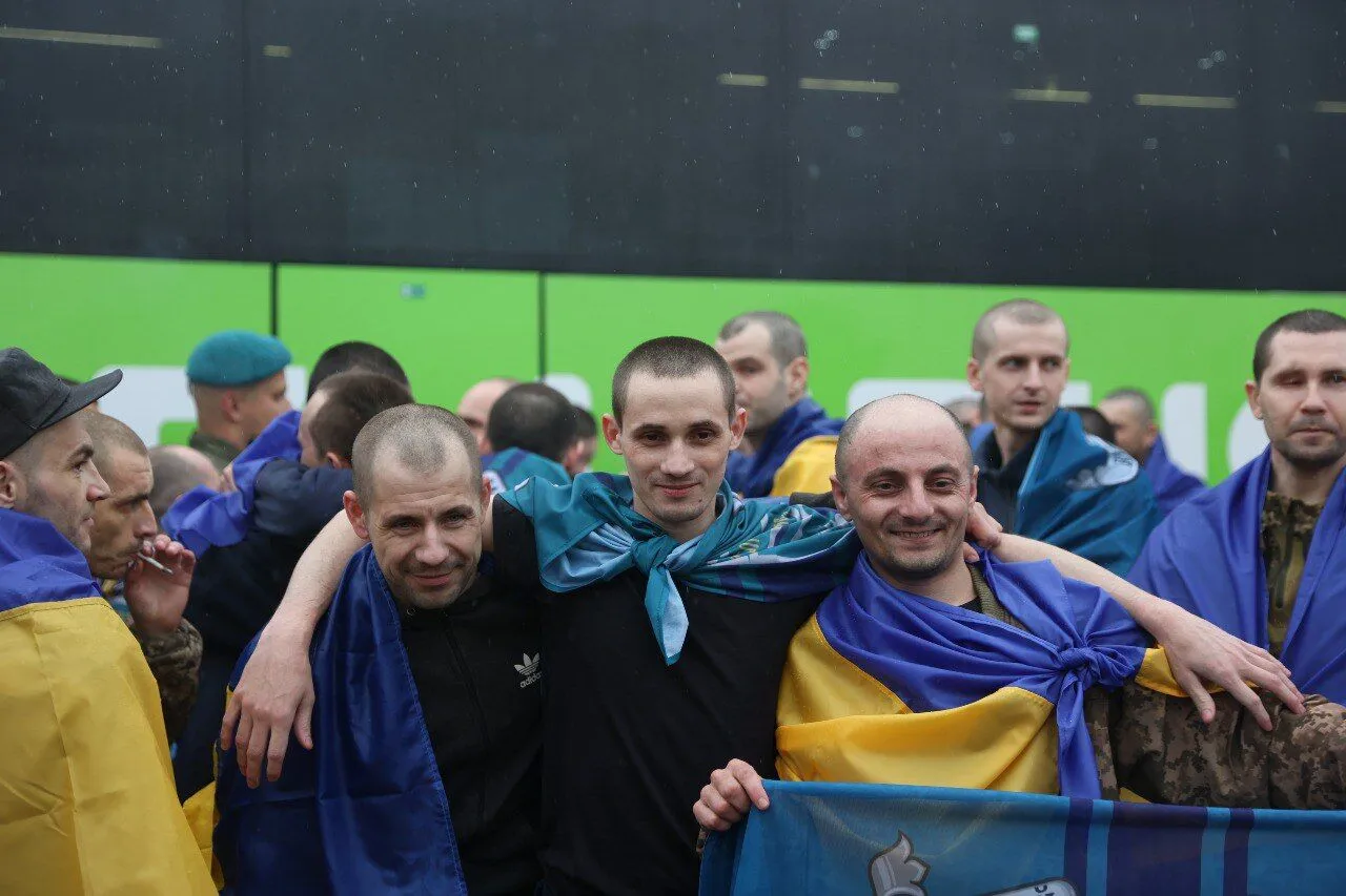 Захисники "Азовсталі" та ЧАЕС: Україна повернула з російського полону 185 військових і 20 цивільних. Фото й відео