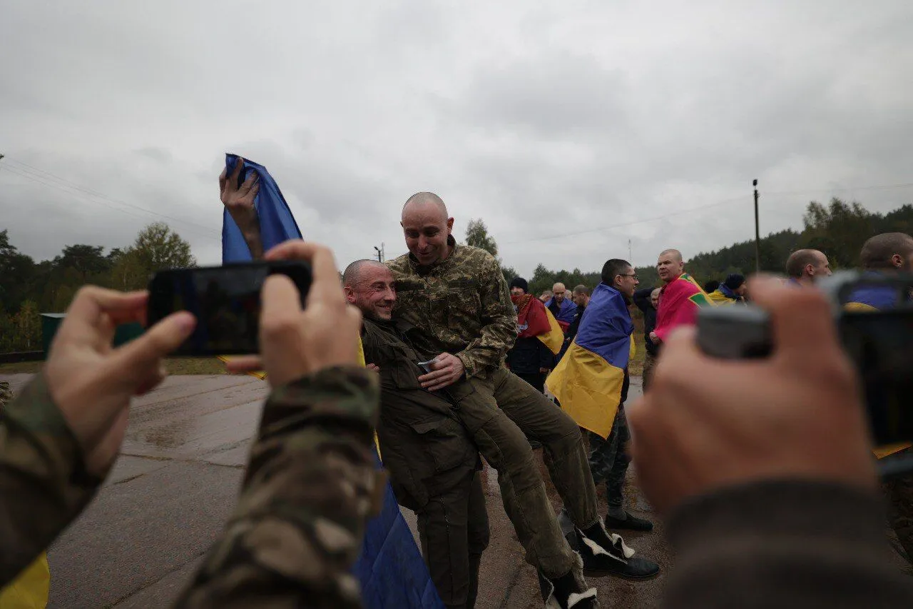 Захисники "Азовсталі" та ЧАЕС: Україна повернула з російського полону 185 військових і 20 цивільних. Фото й відео