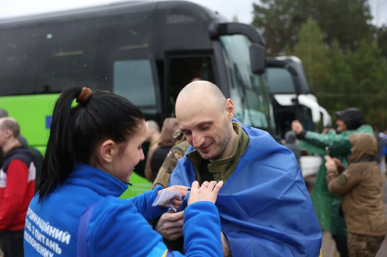 Захисники "Азовсталі" та ЧАЕС: Україна повернула з російського полону 185 військових і 20 цивільних. Фото й відео