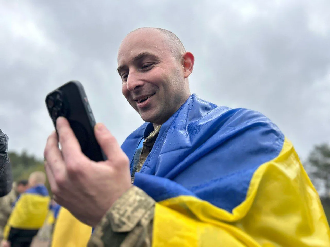 Захисники "Азовсталі" та ЧАЕС: Україна повернула з російського полону 185 військових і 20 цивільних. Фото й відео