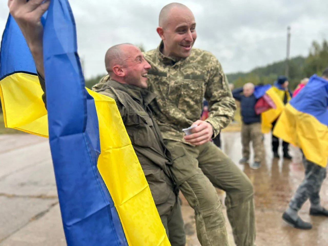 Захисники "Азовсталі" та ЧАЕС: Україна повернула з російського полону 185 військових і 20 цивільних. Фото й відео