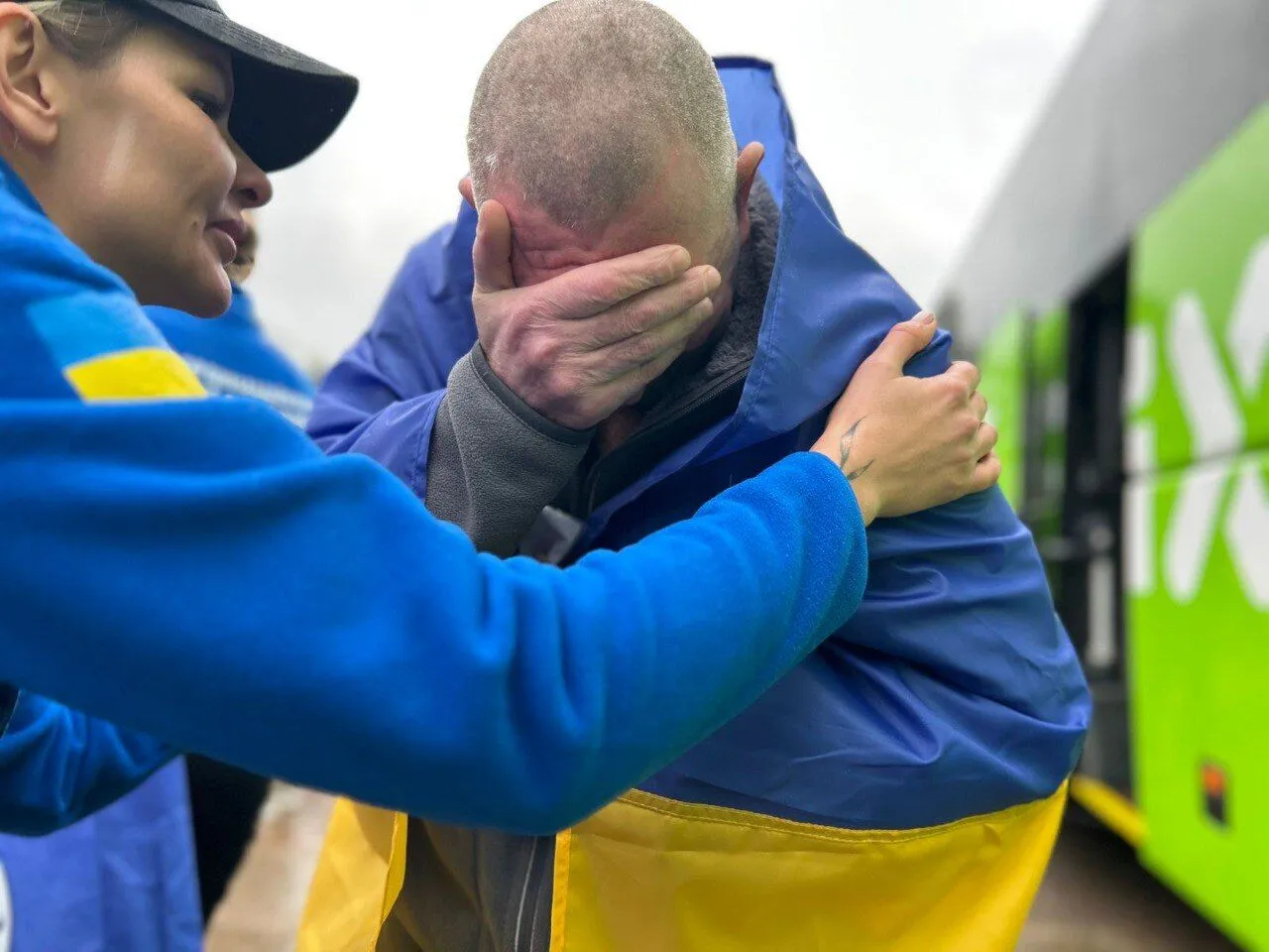Захисники "Азовсталі" та ЧАЕС: Україна повернула з російського полону 185 військових і 20 цивільних. Фото й відео