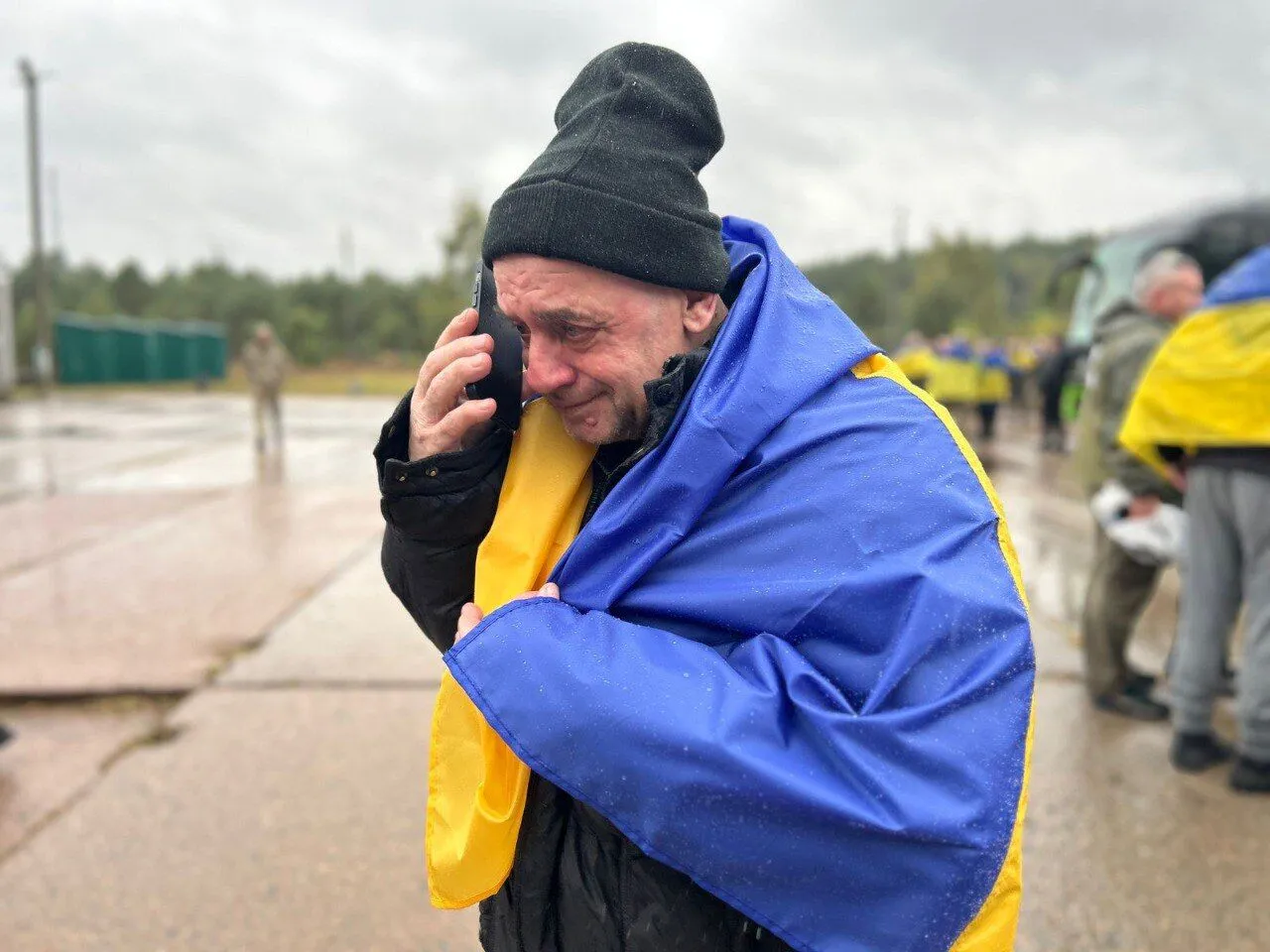 Захисники "Азовсталі" та ЧАЕС: Україна повернула з російського полону 185 військових і 20 цивільних. Фото й відео