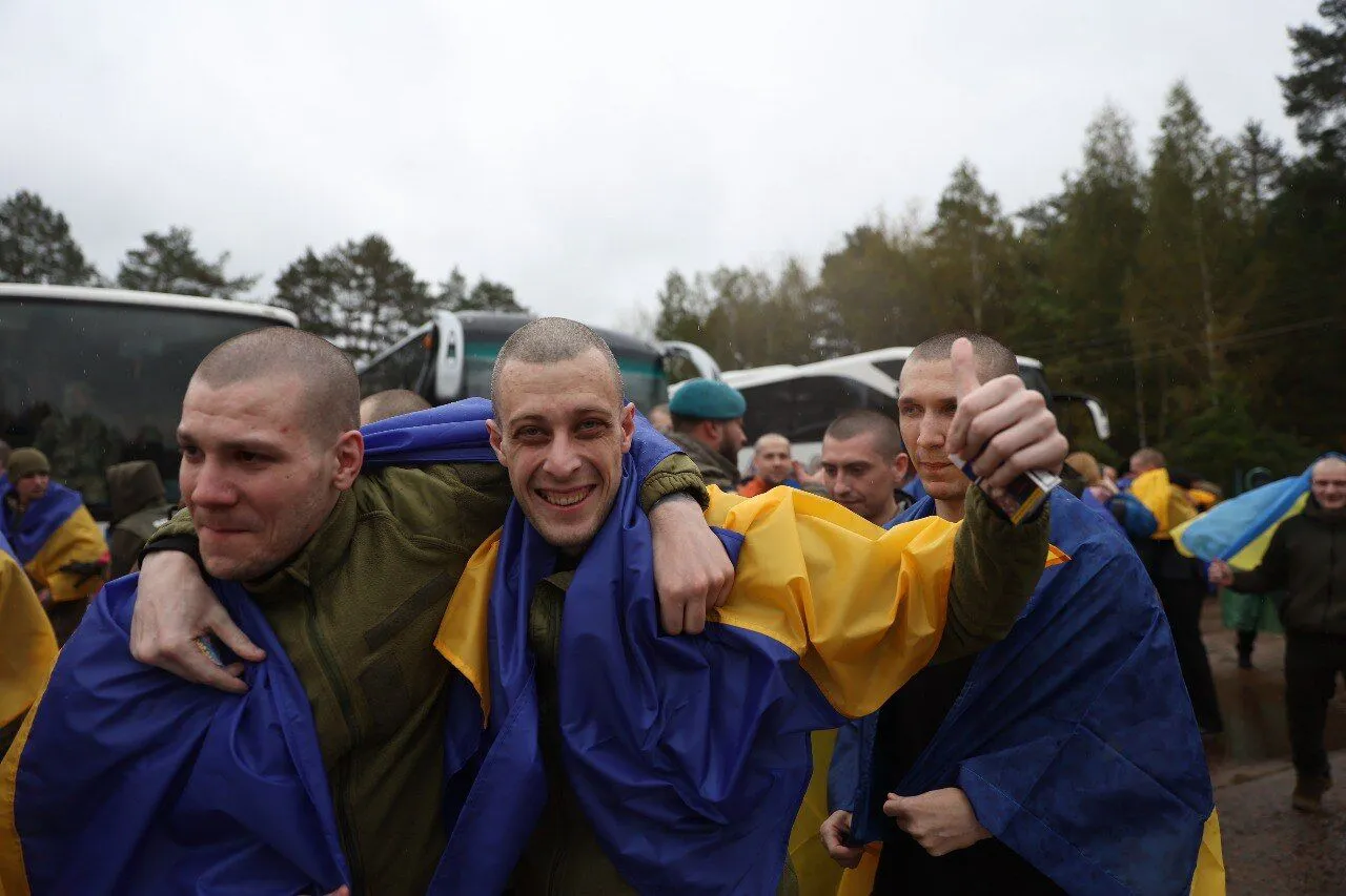 Захисники "Азовсталі" та ЧАЕС: Україна повернула з російського полону 185 військових і 20 цивільних. Фото й відео