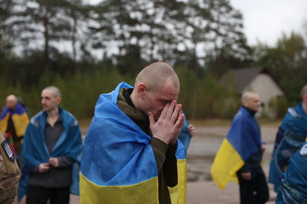 Захисники "Азовсталі" та ЧАЕС: Україна повернула з російського полону 185 військових і 20 цивільних. Фото й відео