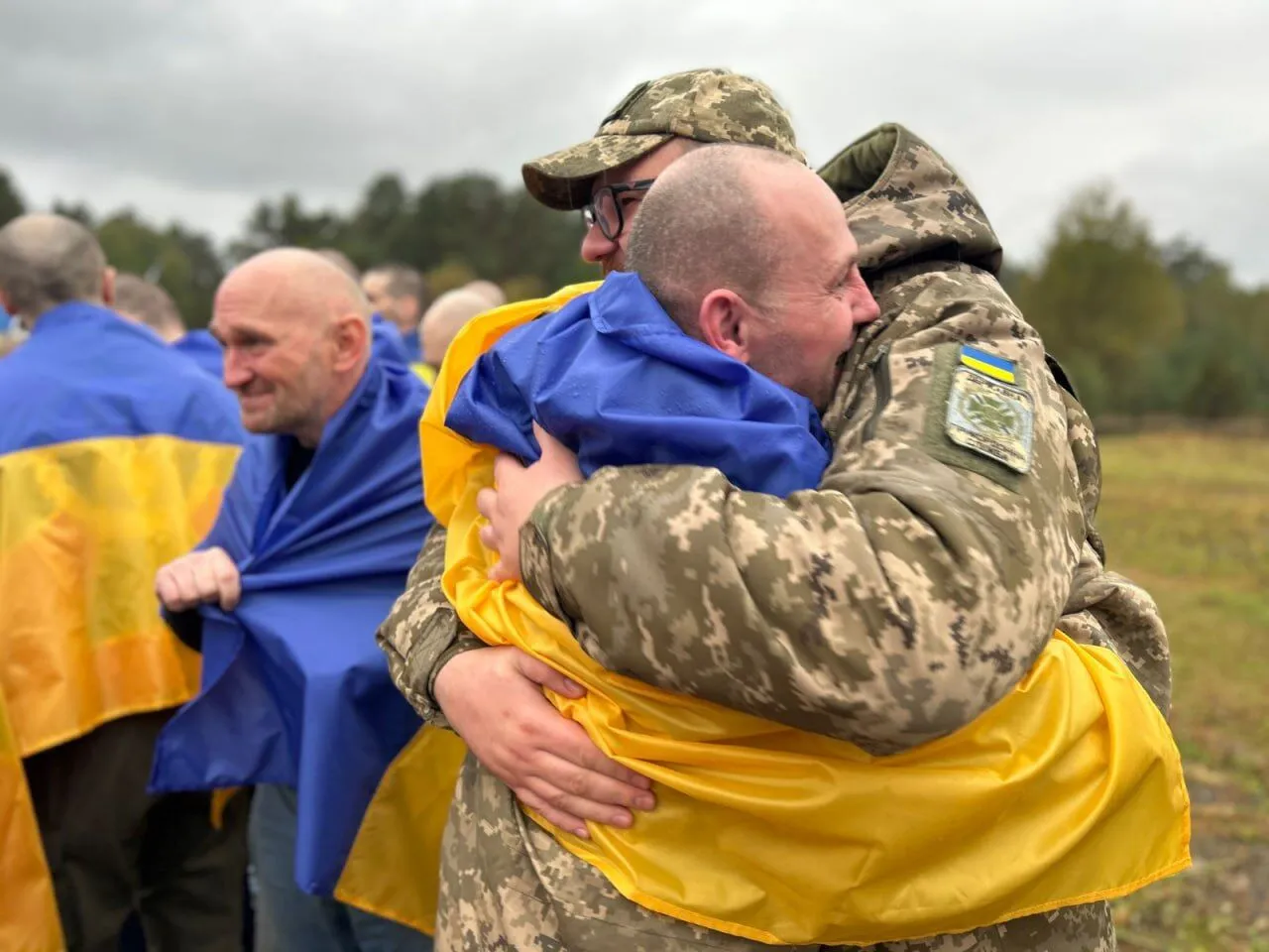 Захисники "Азовсталі" та ЧАЕС: Україна повернула з російського полону 185 військових і 20 цивільних. Фото й відео
