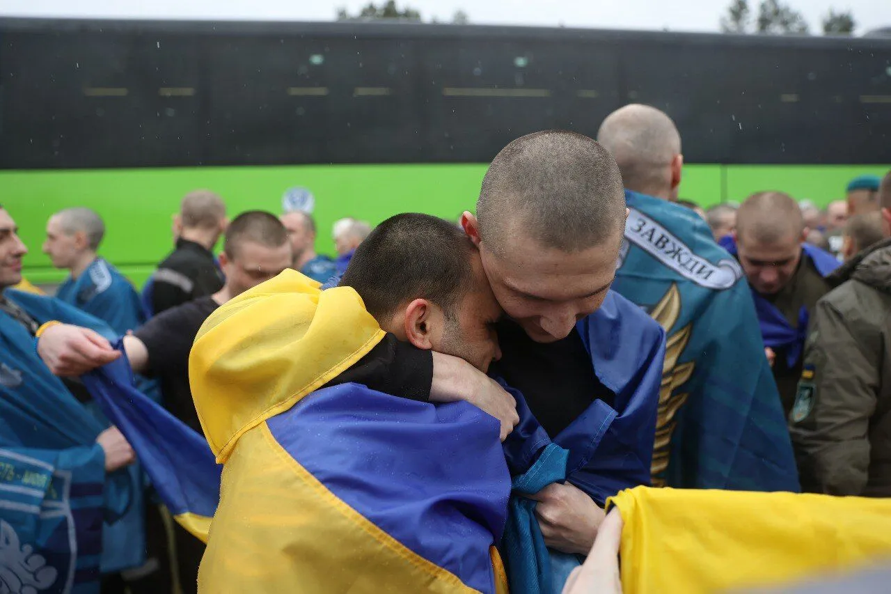 Захисники "Азовсталі" та ЧАЕС: Україна повернула з російського полону 185 військових і 20 цивільних. Фото й відео