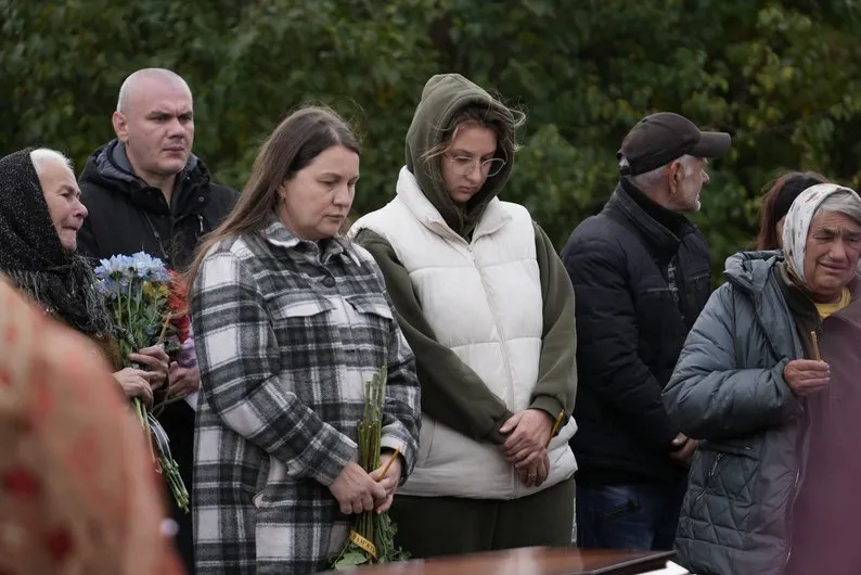 На Сумщині попрощалися з родиною з дітьми, яких вбила Росія: вагітна жінка чекала на близнюків. Фото і відео