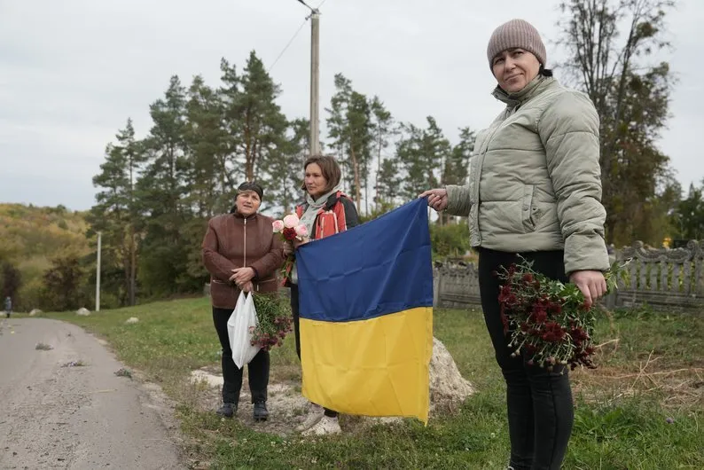 На Сумщині попрощалися з родиною з дітьми, яких вбила Росія: вагітна жінка чекала на близнюків. Фото і відео