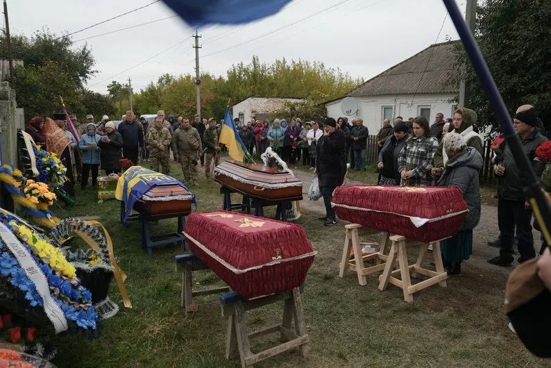На Сумщині попрощалися з родиною з дітьми, яких вбила Росія: вагітна жінка чекала на близнюків. Фото і відео
