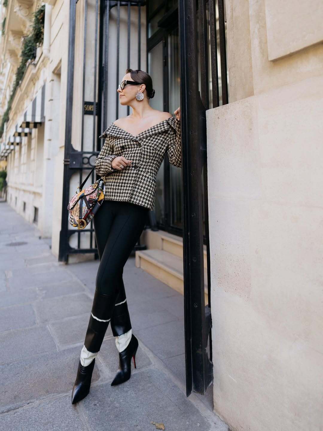 "Країна ж з НАТО воює, а вона там тиняється": похресниця Путіна Собчак не на жарт розізлила росіян витівкою на Тижні моди в Парижі