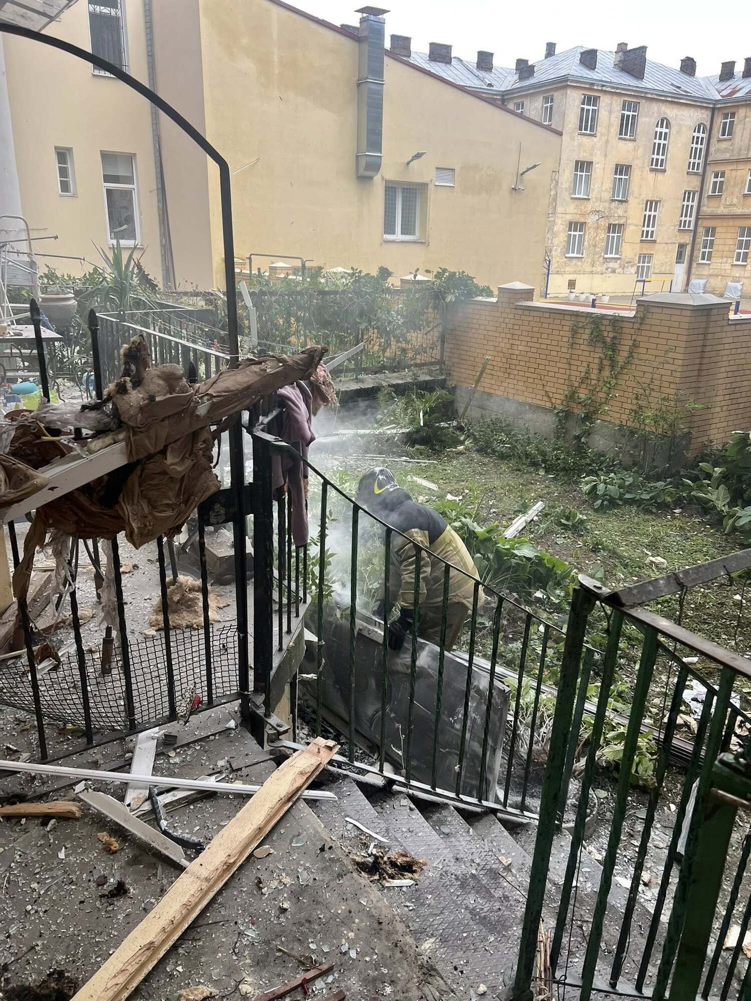 Во Львове произошел мощный взрыв в квартире: есть разрушения, пострадала женщина. Фото