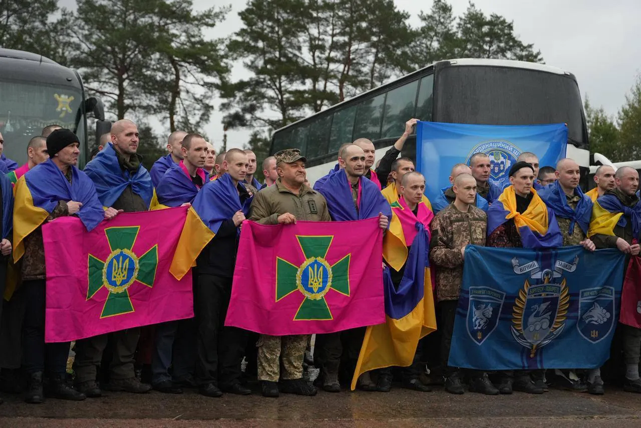 Захисники "Азовсталі" та ЧАЕС: Україна повернула з російського полону 185 військових і 20 цивільних. Фото й відео