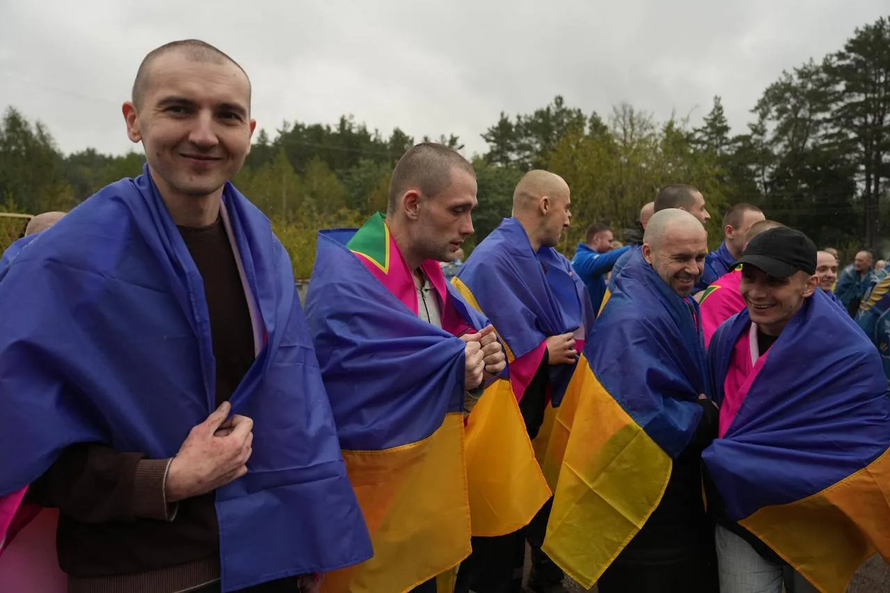 Захисники "Азовсталі" та ЧАЕС: Україна повернула з російського полону 185 військових і 20 цивільних. Фото й відео