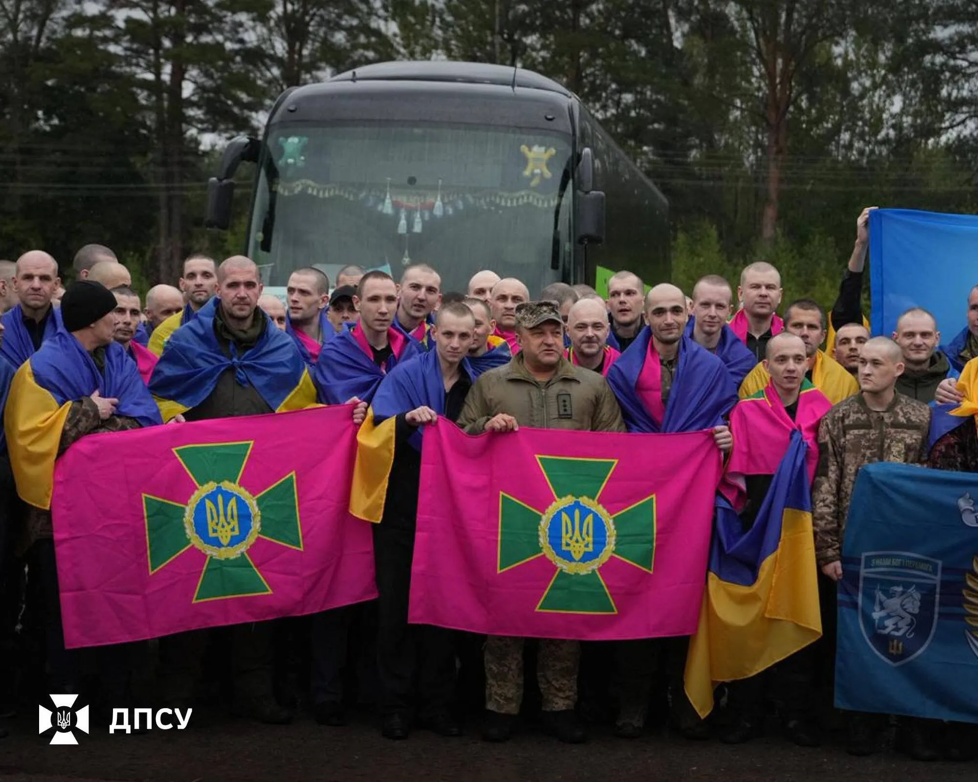 Захисники "Азовсталі" та ЧАЕС: Україна повернула з російського полону 185 військових і 20 цивільних. Фото й відео