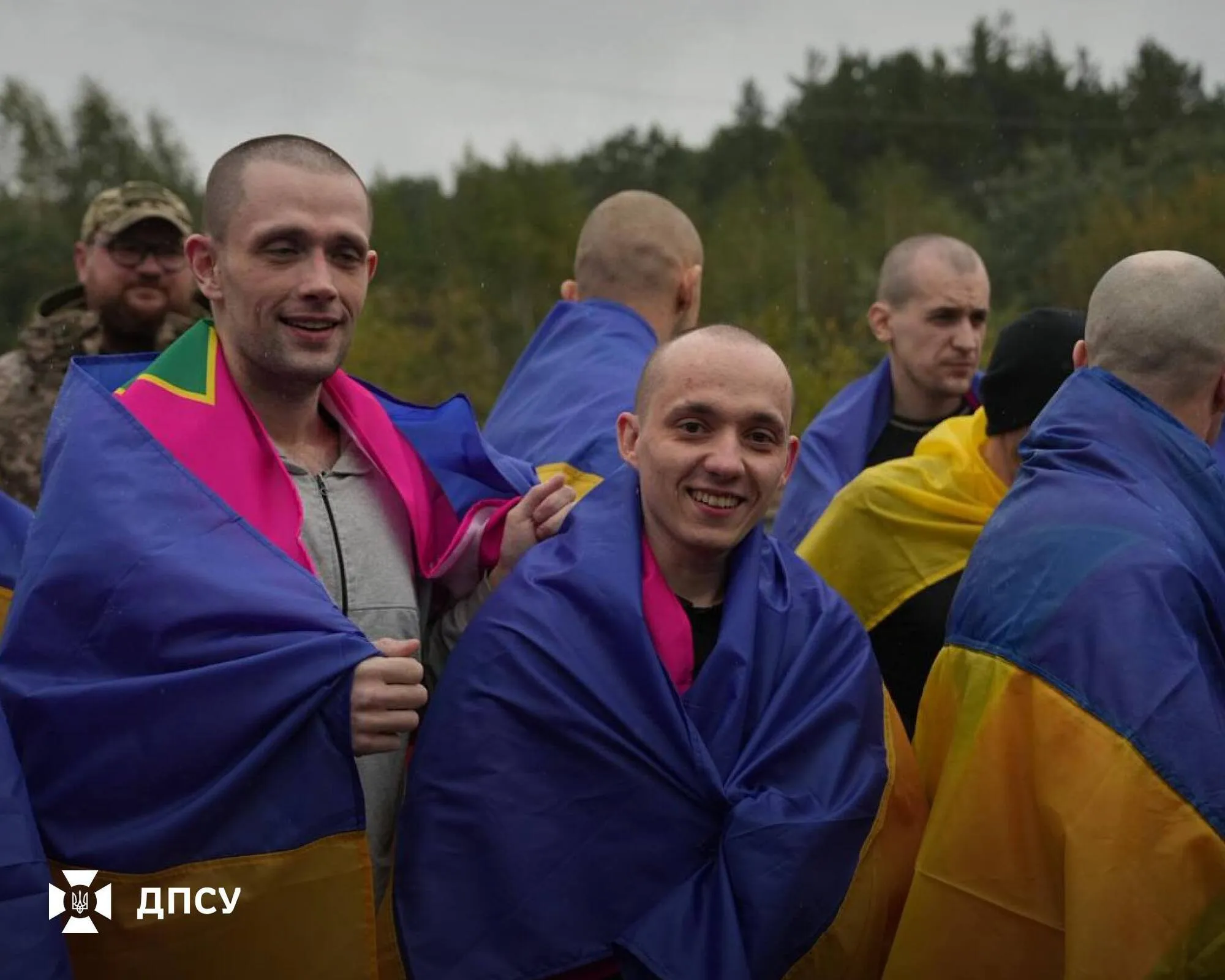Захисники "Азовсталі" та ЧАЕС: Україна повернула з російського полону 185 військових і 20 цивільних. Фото й відео