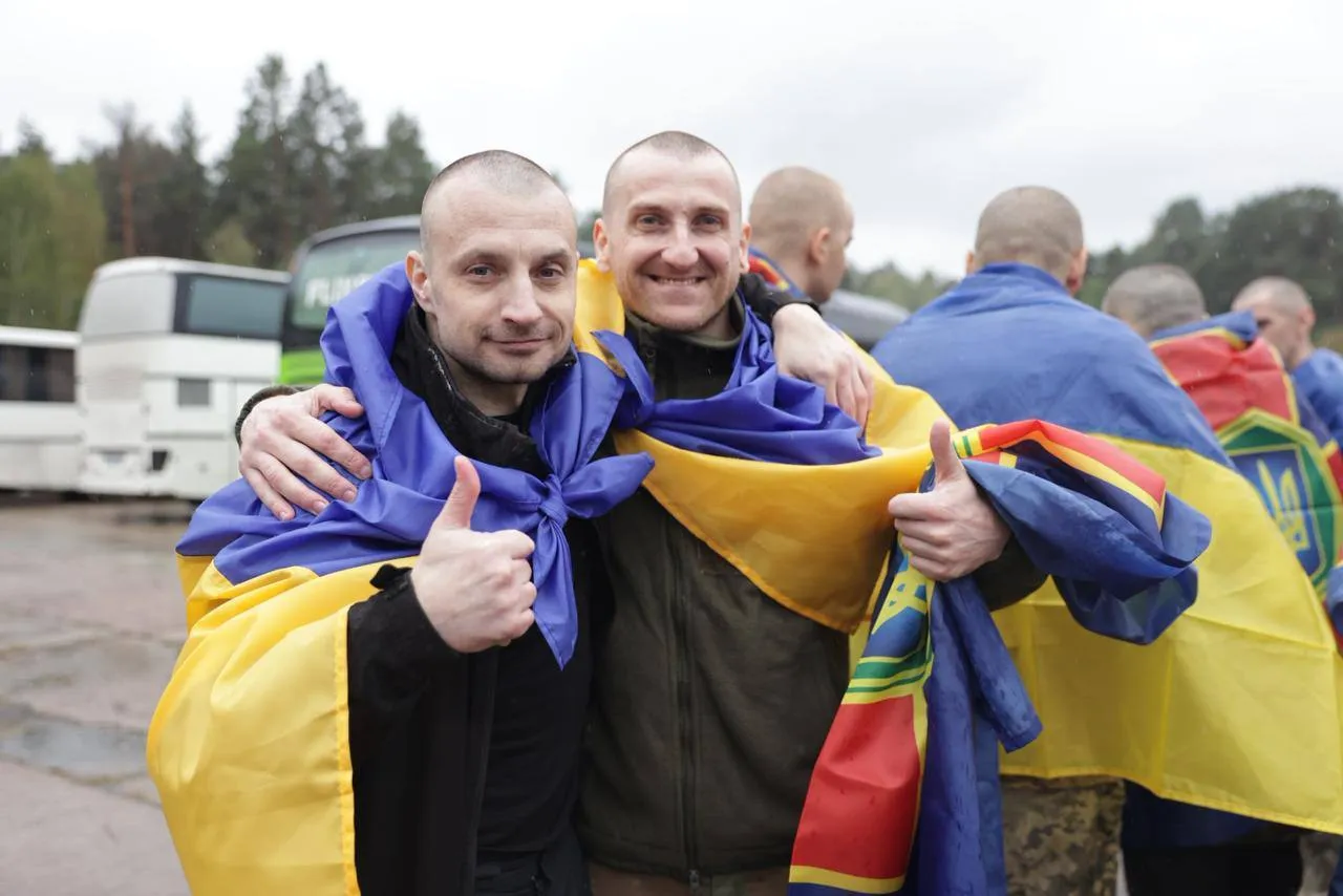 Захисники "Азовсталі" та ЧАЕС: Україна повернула з російського полону 185 військових і 20 цивільних. Фото й відео