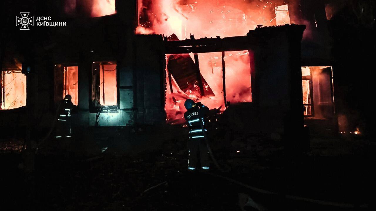 На Київщині внаслідок російської атаки сталось кілька пожеж: є постраждалі. Фото та відео