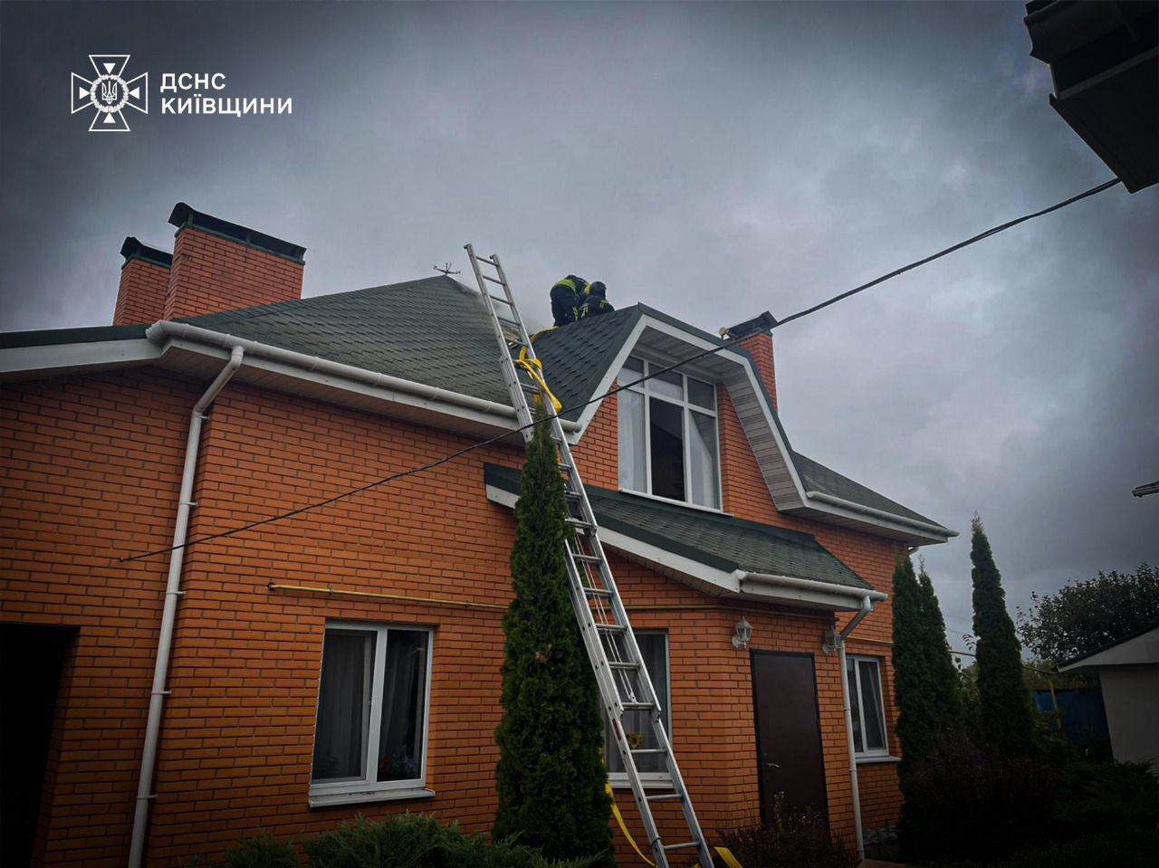 На Київщині внаслідок російської атаки сталось кілька пожеж: є постраждалі. Фото та відео