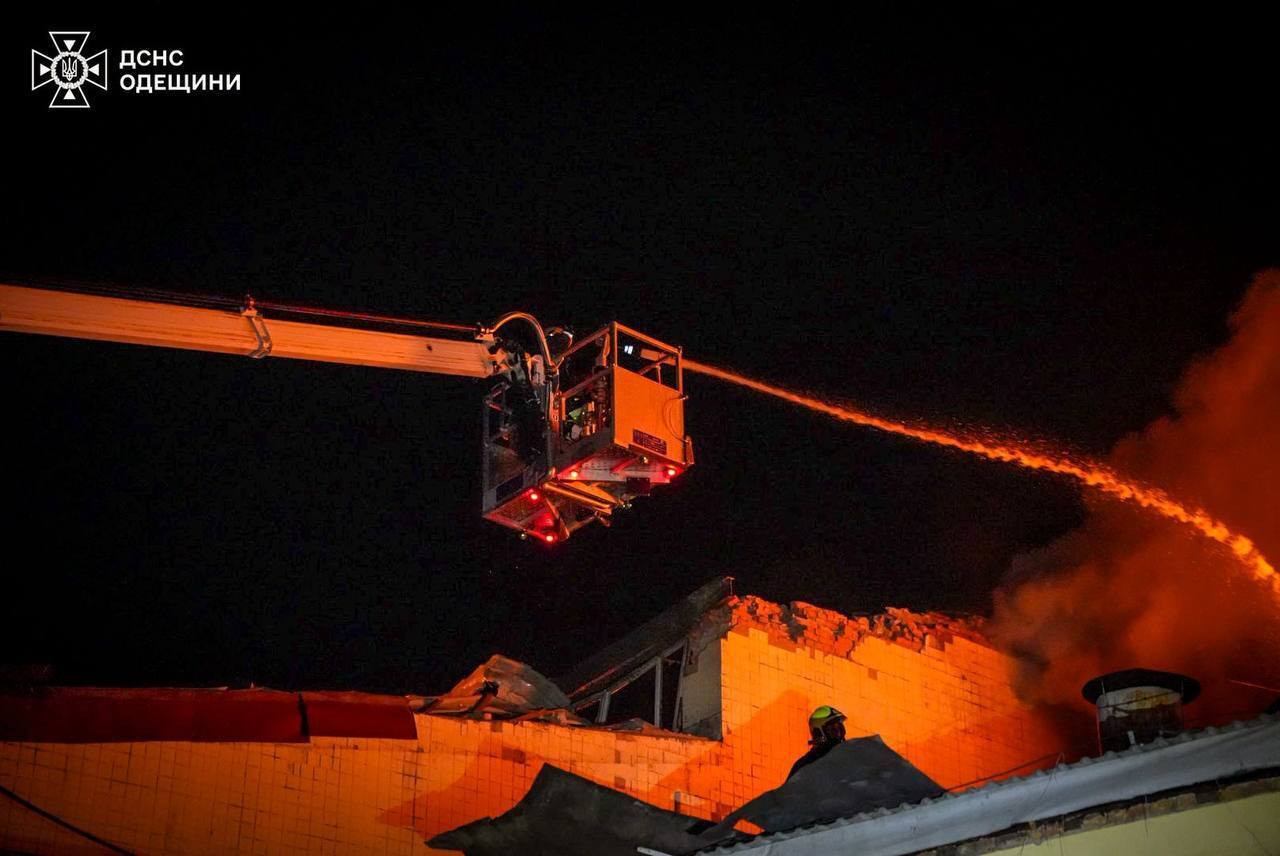 Під ударом було депо "Укрзалізниці", є перебої з електропостачанням: з'явилися дані про наслідки атаки РФ на Одесу. Фото
