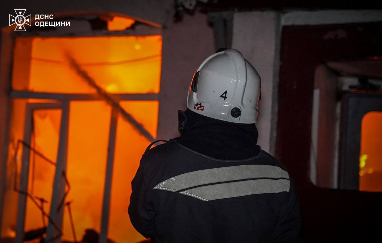 Під ударом було депо "Укрзалізниці", є перебої з електропостачанням: з'явилися дані про наслідки атаки РФ на Одесу. Фото