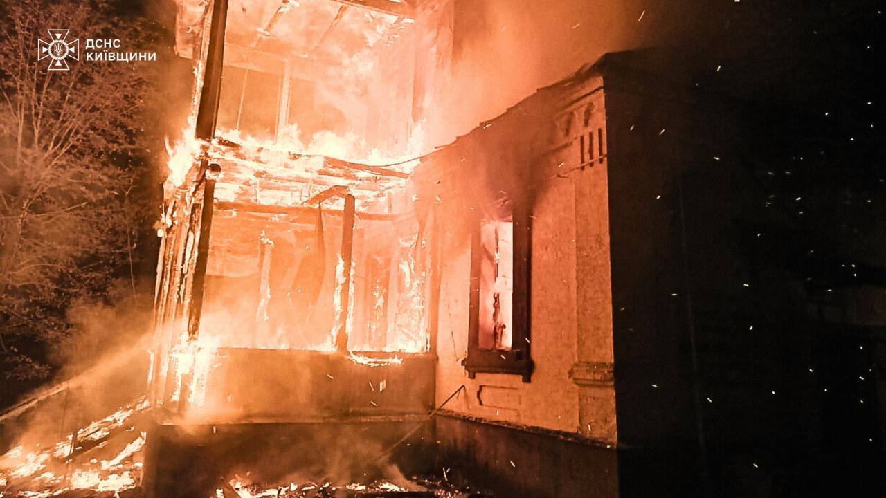 На Київщині внаслідок російської атаки сталось кілька пожеж: є постраждалі. Фото та відео