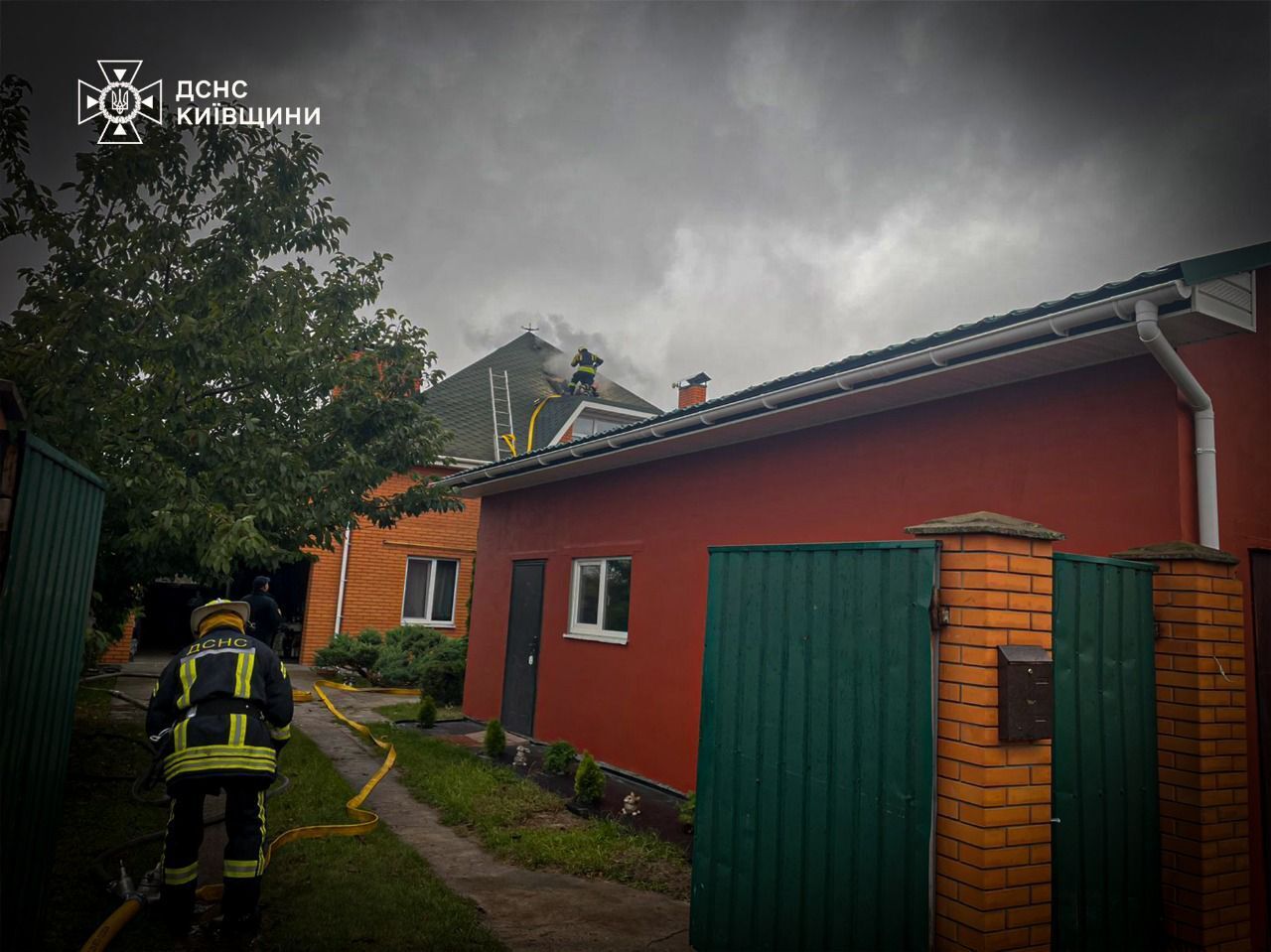 На Київщині внаслідок російської атаки сталось кілька пожеж: є постраждалі. Фото та відео