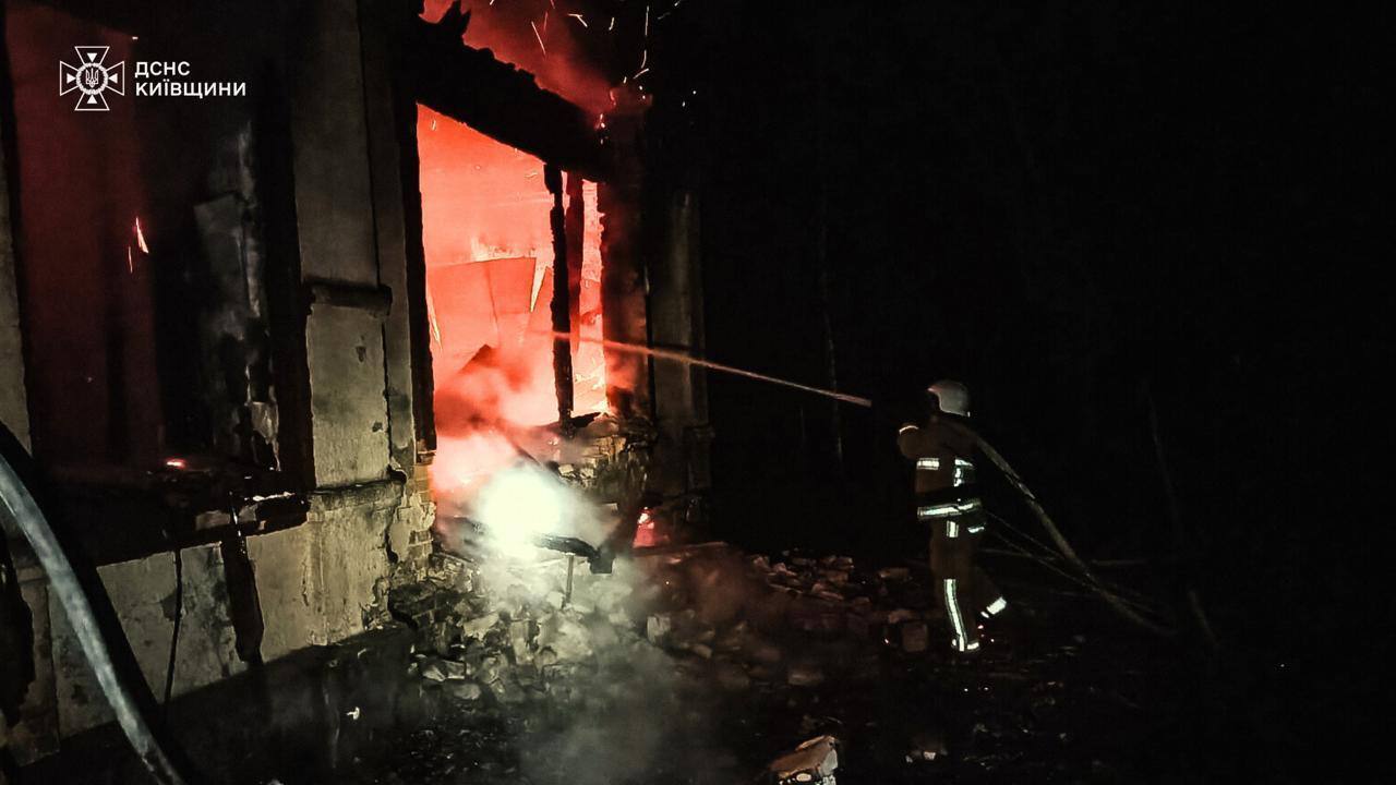 На Київщині внаслідок російської атаки сталось кілька пожеж: є постраждалі. Фото та відео