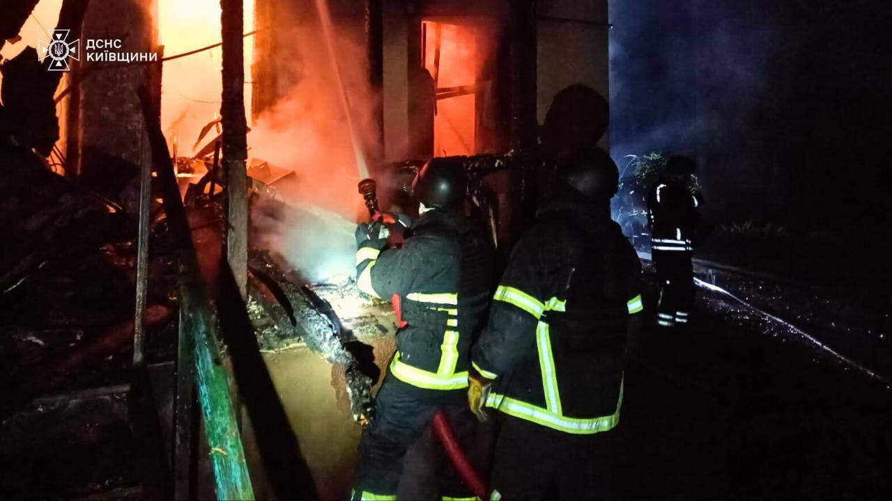 На Київщині внаслідок російської атаки сталось кілька пожеж: є постраждалі. Фото та відео