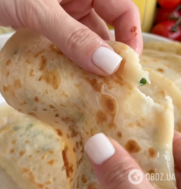 Вкуснее, чем чебуреки: нежирные блины из 1 яйца с сырной начинкой для перекуса и завтрака