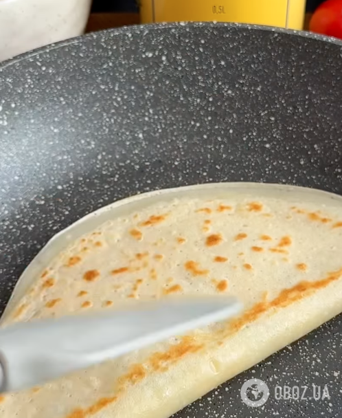 Вкуснее, чем чебуреки: нежирные блины из 1 яйца с сырной начинкой для перекуса и завтрака