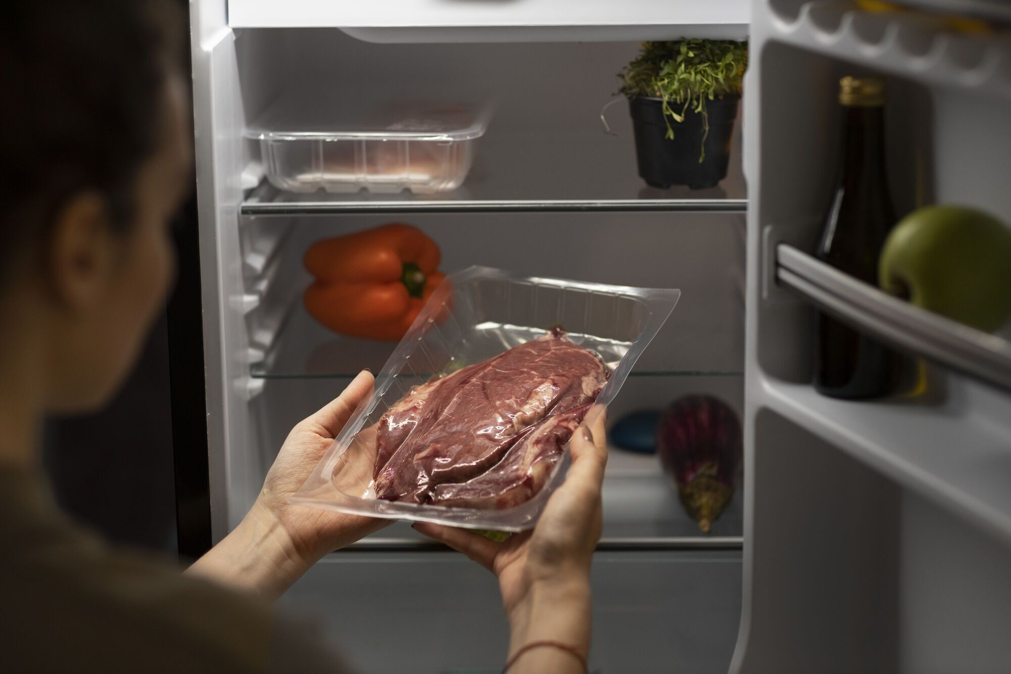 Как правильно раскладывать продукты в холодильнике, чтобы ничего не портилось: высота полки имеет значение