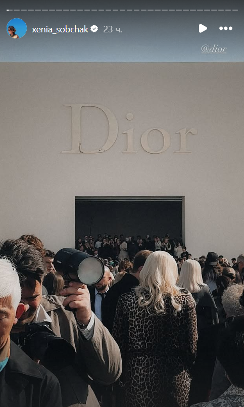 "Країна ж з НАТО воює, а вона там тиняється": похресниця Путіна Собчак не на жарт розізлила росіян витівкою на Тижні моди в Парижі