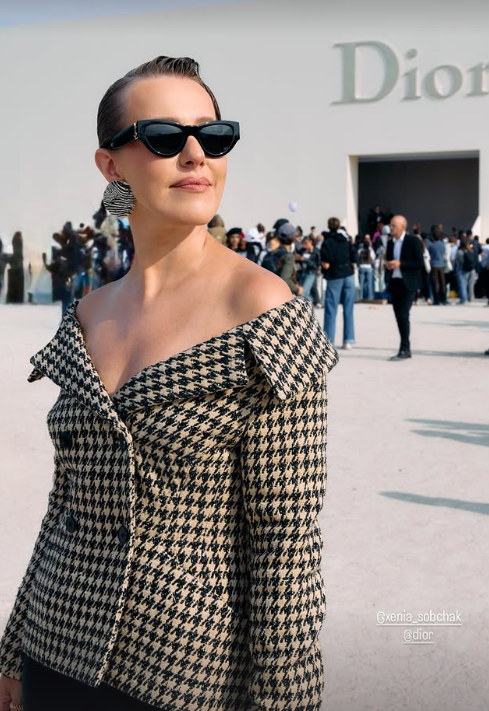 "Країна ж з НАТО воює, а вона там тиняється": похресниця Путіна Собчак не на жарт розізлила росіян витівкою на Тижні моди в Парижі