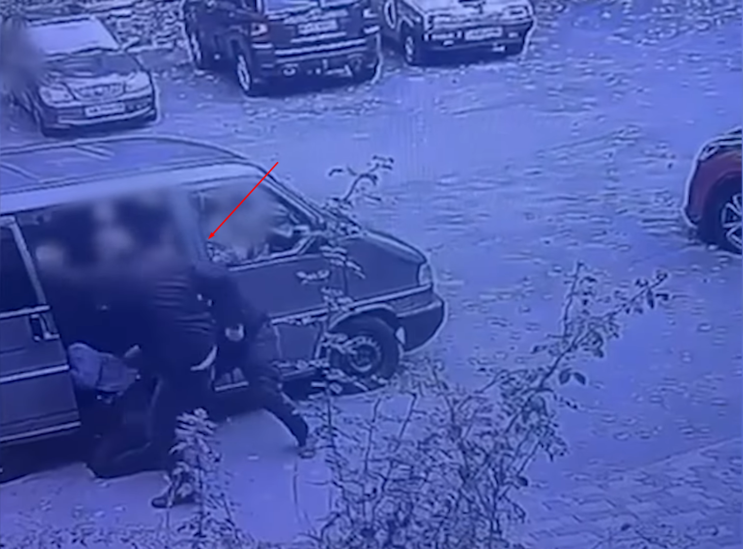 В Киеве сообщили о подозрении полицейским, которые избили мужчину возле здания РТЦК. Подробности, фото и видео