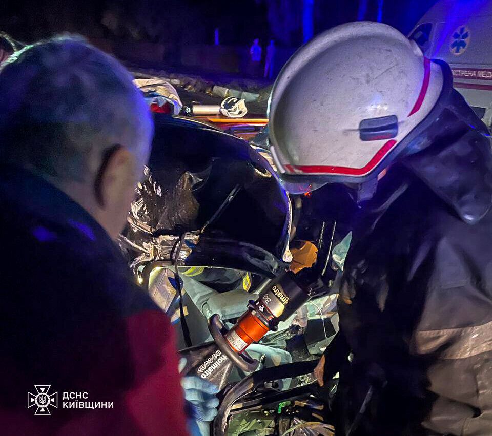 На Киевщине спасатели деблокировали тело ребенка из салона искореженного BMW. Подробности ДТП и фото