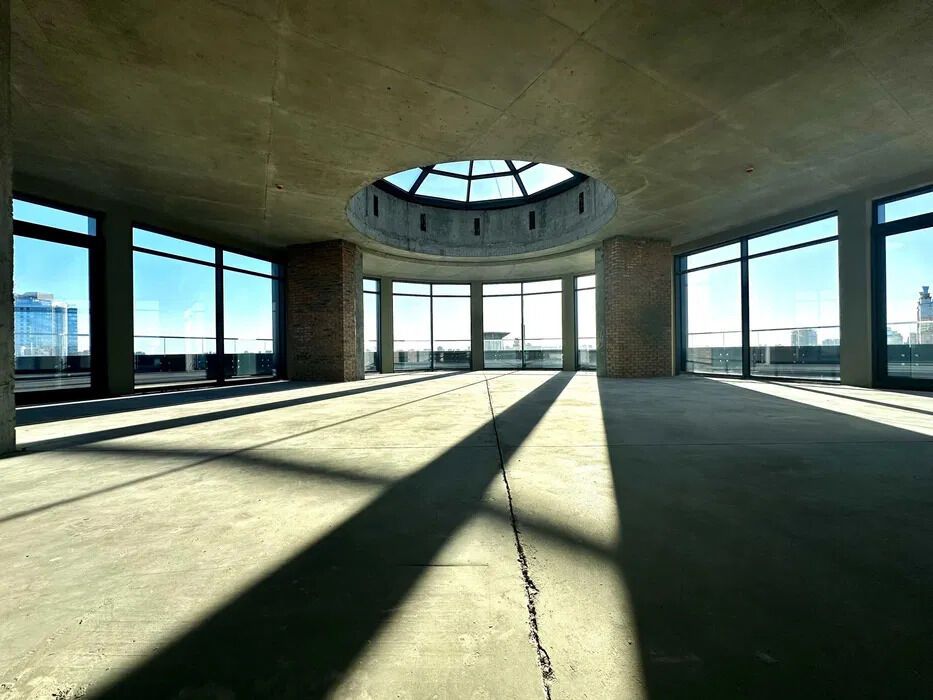 Пентхаус з голими стінами в центрі Києва