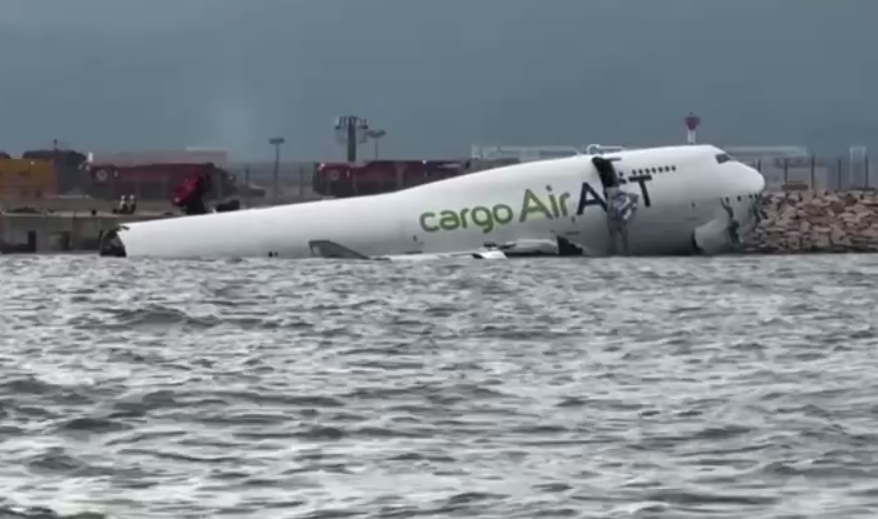У Гонконгу літак з’їхав зі злітної смуги в море, є жертви: розглядають кілька версій трагедії. Відео