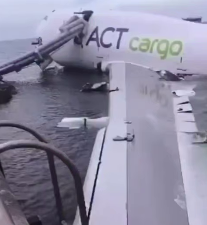 У Гонконгу літак з’їхав зі злітної смуги в море, є жертви: розглядають кілька версій трагедії. Відео