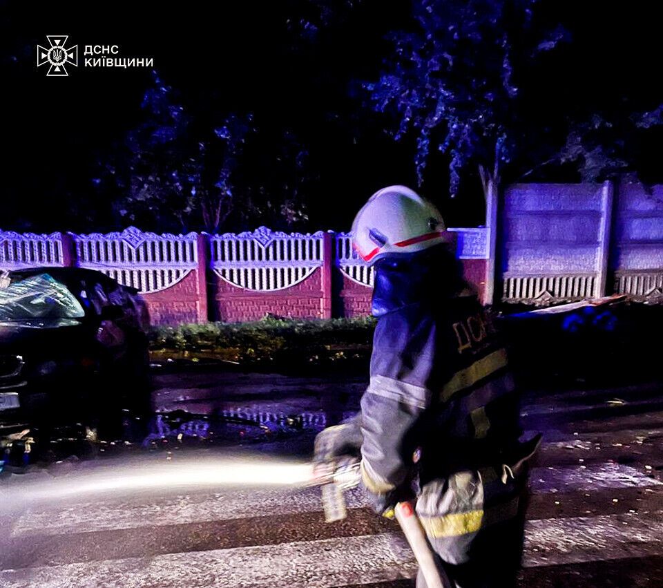 На Киевщине спасатели деблокировали тело ребенка из салона искореженного BMW. Подробности ДТП и фото