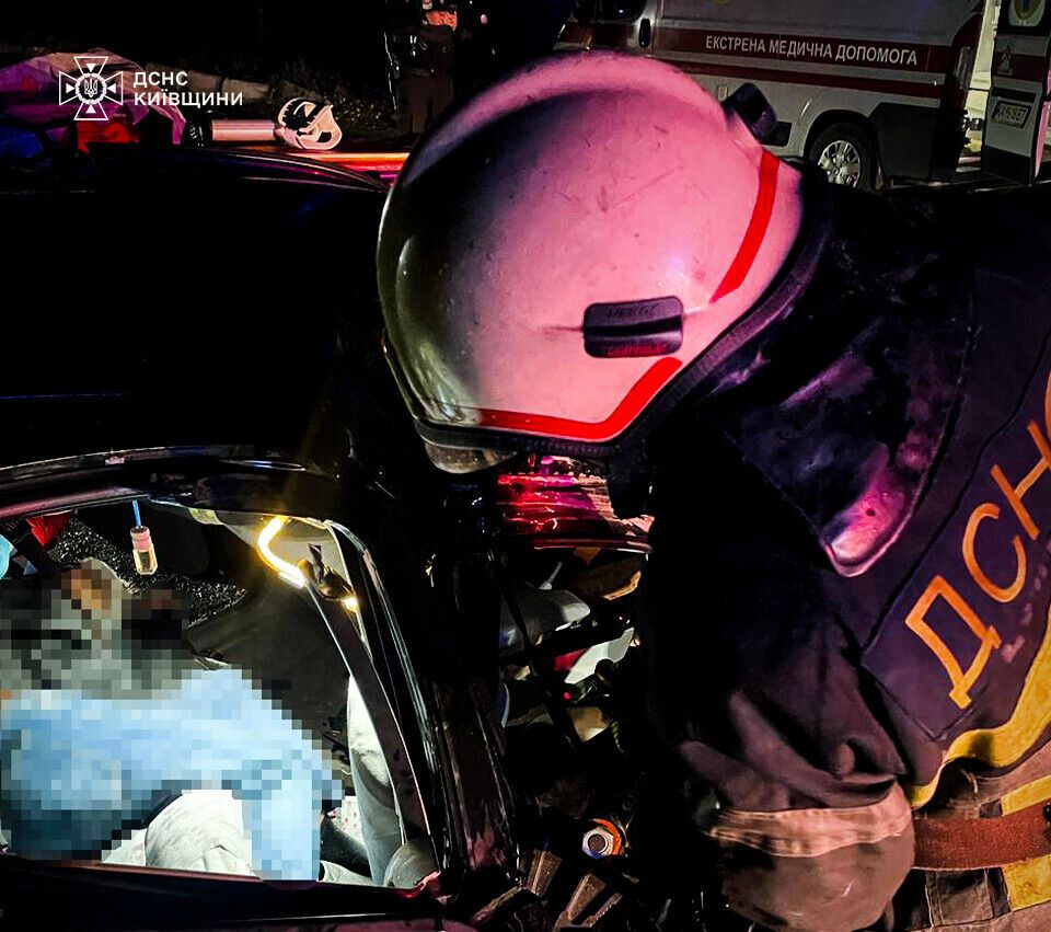 На Киевщине спасатели деблокировали тело ребенка из салона искореженного BMW. Подробности ДТП и фото